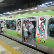 ブシロード、『忍たま乱太郎ふっとびパズル!の段』でJR山手線の車体広告を年末年始に実施 記念して「☆3山本シナ」がプレゼント