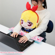 バンダイ、「アイカツ!」星宮いちごのぬいぐるみとアームレストをセットにした『PCクッション アイカツ!いちごちゃん』の予約受付を開始