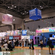 【おもちゃショー15】タカラトミーアーツ…人気ガールズ筐体『プリパラ』が注目集める 『ポケモントレッタ アルティメット』も充実の出展
