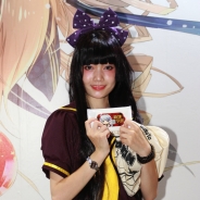 【コミケ90】コスプレイヤーが崩壊娘たちのシークレットグッズを無料配布! オリジナルグッズも販売の『崩壊学園』ブース