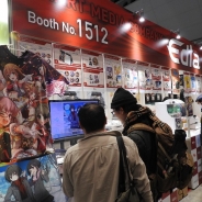 【コミケ93】エディアブース、新作位置情報ゲーム『マップラス+カノジョ』の「イメージソング&ドラマCD」やTシャツ、タペストリーなどを販売