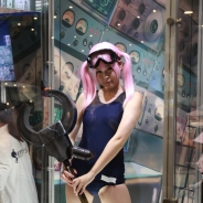 【コミケ90】真空管に入ったドールのコスプレイヤーの撮影が可能 『真空管ドールズ』ブース 限定オリジナルグッズの販売も実施