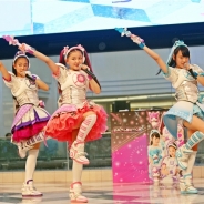 三池崇史の女児向け特撮TVドラマ「アイドル×戦士 ミラクルちゅーんず!」のヒロイン3名がサンシャイン噴水広場に生登場&ライブステージに子供たちが熱狂