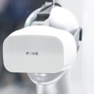 【TGS2016】視線追跡型ヘッドセット「FOVE」 ゲームはもちろん、手足の不自由な人でも弾けるピアノプロジェクトなども