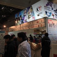 【コミケ93】コーエーテクモゲームスブース、スマホアプリ『拡張少女系トライナリー』をはじめ人気タイトルの関連グッズが勢ぞろい