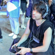【TGS2016】TVCM出演中の山田孝之さんがプライベートでPSブースに登場! PSVR『Farpoint』で華麗な銃さばきを披露