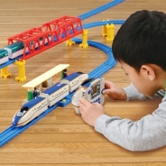 タカラトミー、鉄道玩具「プラレール」のキッズ用カメラを8月10日より発売 鉄道博物館で体験イベントも