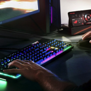 ASUS、ゲーム向けのスマホ『ROG PHONE』を発表 外付けファンやデスクトップとして構築できる周辺機器も用意