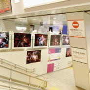 gumi、『誰ガ為のアルケミスト』にて全国3都市の駅にヴェーダ十戒衆のポスター広告を展開! 4周年を記念し128枚分掲出