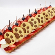 コムサ、『茜さすセカイでキミと詠う』とのコラボ商品をカフェコムサ渋谷西武店で展開 全9種のオリジナルコースターも