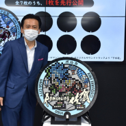 佐賀県、ロマンシング佐賀マンホールお披露目！　世界初のドットキャラクターをあしらったデザインを採用！