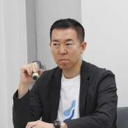 【モバイルファクトリー決算説明会】QonQで減収減益も「四半期推移は想定通り」(深井取締役) DApps開発キットβ版を「4Qにリリース予定」(宮嶌CEO)