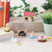 バンダイ、大人気アプリ『ねこあつめ』のデスクトップフィギュアを10月中旬より順次発売 限定記念品「しろねこさんとカプセル玉スイング」が当たるキャンペーンも実施