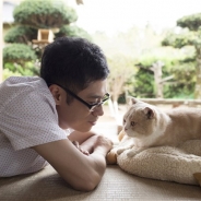 AMGエンタテインメント、累計1900万DLのゲームアプリ『ねこあつめ』が2017年に実写映画化決定! 主演を務める伊藤淳史さんのコメントを公開