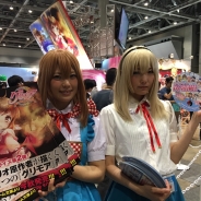 【コミケ92】『グリモア~私立グリモワール魔法学園~』ブース、うちわや小冊子を無料配布!コスプレイヤーの撮影会も実施!!