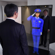 セコム、AGC、DeNA、NTT ドコモの4社がAIを活用して等身大バーチャルキャラが警備・受付業務を提供する「バーチャル警備システム」を開発 5Gを視野に入れ2020年発売予定