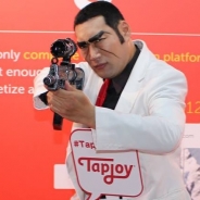 【TGS2016】ビジネスソリューションからiCON CASTとタップジョイブースを紹介! 日本唯一のゴルゴものまね芸人・ジョーク東郷さんが登場!