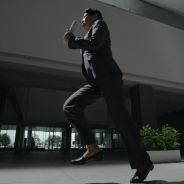 DeNA、和田アキ子さんを起用した『進撃の巨人 -自由への咆哮-』のTVCM第2弾「現実の巨人 走る」篇を放送…激しい地鳴りと共にアッコさんが走る