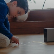 ソニーモバイル、映像にタッチ操作を加えるポータブルプロジェクター「Xperia Touch」を発表