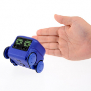 タカラトミー、手のひらサイズのキューブ型ロボット「ハロー!QB」を発売決定 装甲騎兵ボトムズとコラボ キリコ・キュービィーが商品を紹介!