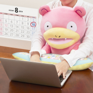 バンダイ、人気のポケモン「ヤドン」のぬいぐるみとアームレストをセットにした「ポケットモンスターPCクッション ヤドン」を受注開始!
