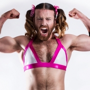 アンビションの育成&恋愛SLG『虹色カノジョ』の宣伝隊長にヒゲ女装パフォーマー「Ladybeard」が就任