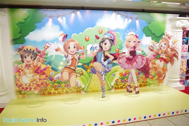 バンナム デレステ 新宿駅で新規 ぷちデレラ アニメや日替わり等身大パネル展示などファン必見の内容に 柱巻きポスター60キャラも全掲載 Social Game Info